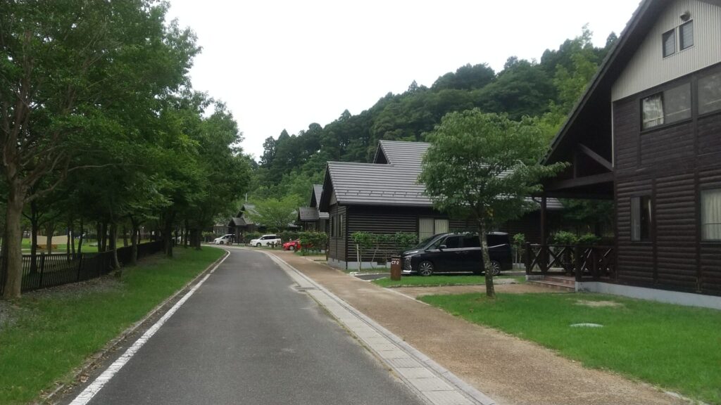 三重 いなべ キャンプ場 青川峡キャンピングパーク コテージ エリア