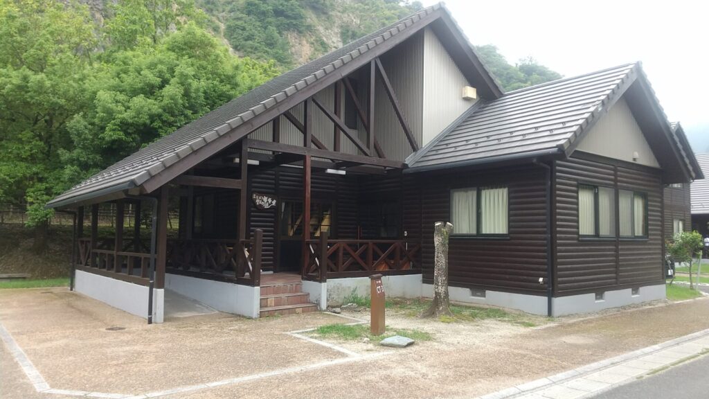 三重 いなべ キャンプ場 青川峡キャンピングパーク バリアフリー コテージ UBタイプ