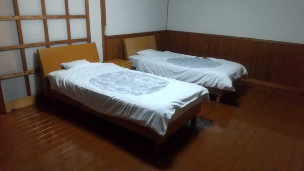 三重 いなべ キャンプ場 青川峡キャンピングパーク バリアフリー コテージ 寝室